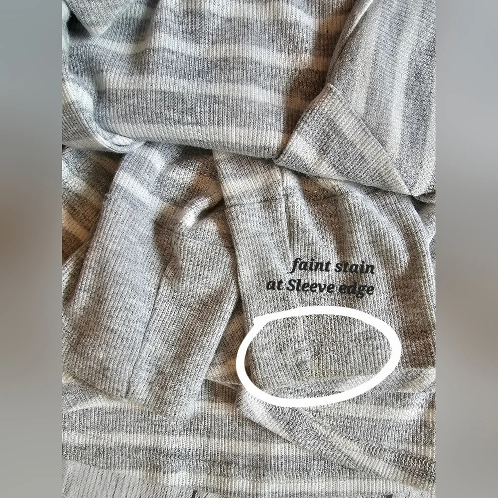 Jones New York •Size Medium• Gray White Striped Lightweight Top Drop Shoulder - Picture 5 of 8